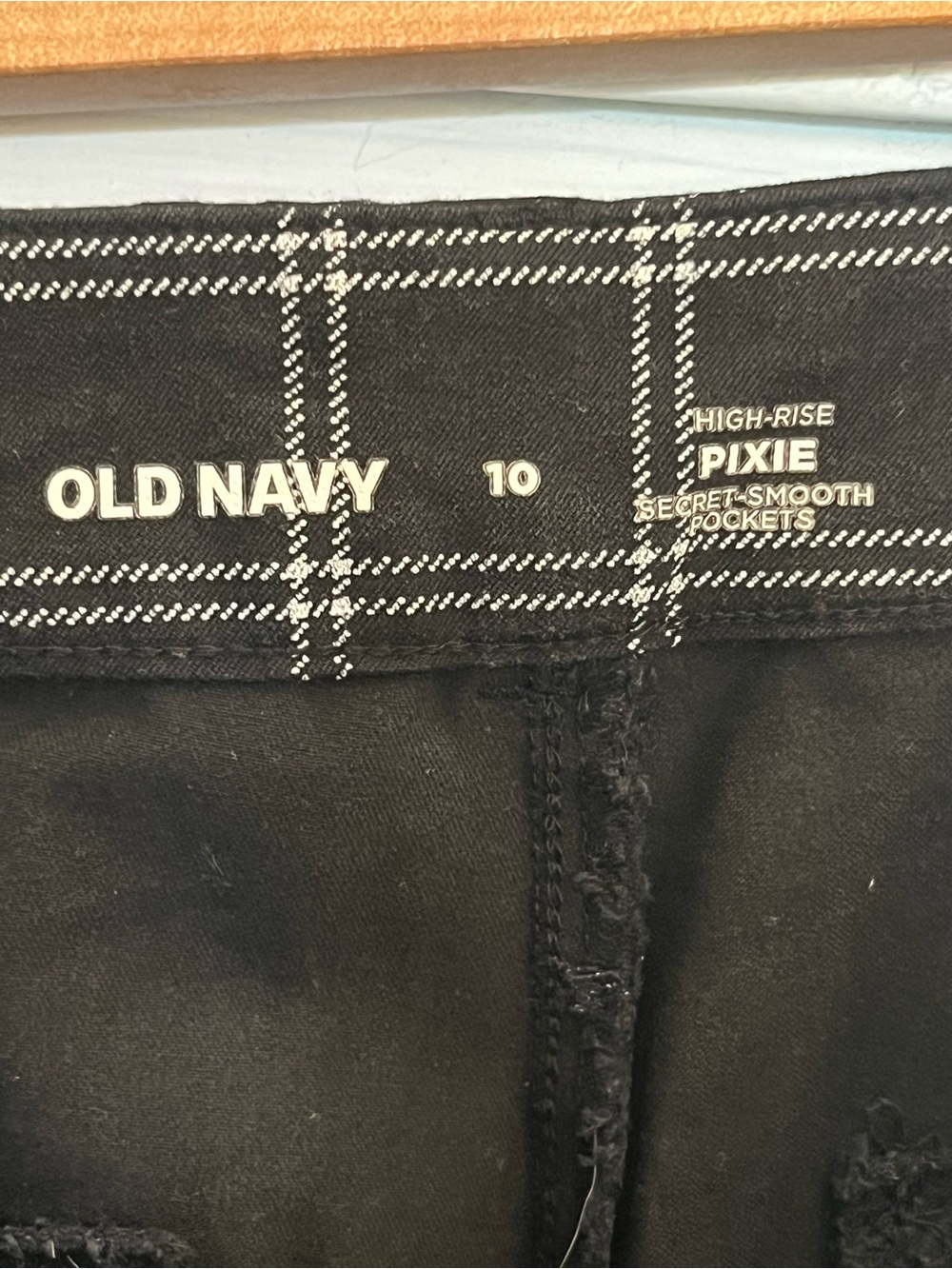 Old Navy Women's High Rise Pixie Pants White/Black plaid . Size 10 Regular EUC - Picture 6 of 7